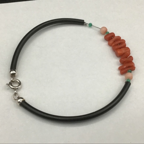 -Fun Corals bracelet on a wire with rubber band and lobster clasp. - Picture 3 of 3